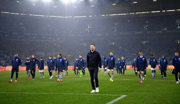 Domenico Tedesco wurde mit dem FC Schalke 04 Vizemeister, landete dann aber im Abstiegskampf.