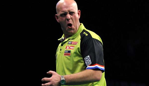 Michael van Gerwen führt die Premier League hauchdünn vor Rob Cross an.