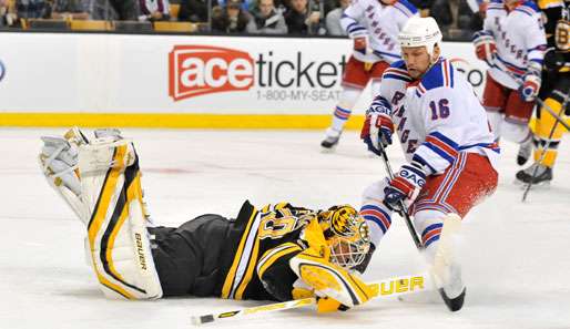 Bruins-Goalie Tim Thomas (l.) musste von 34 Schüssen drei passieren lassen