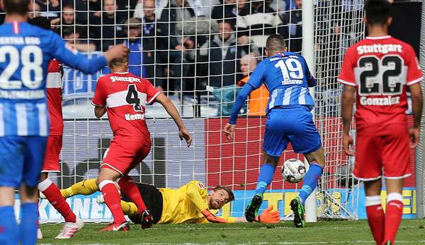 VfB-Keeper Zieler lässt nach vorne abprallen, Ibisevic staubt zum 1:0 für die Hertha ab.