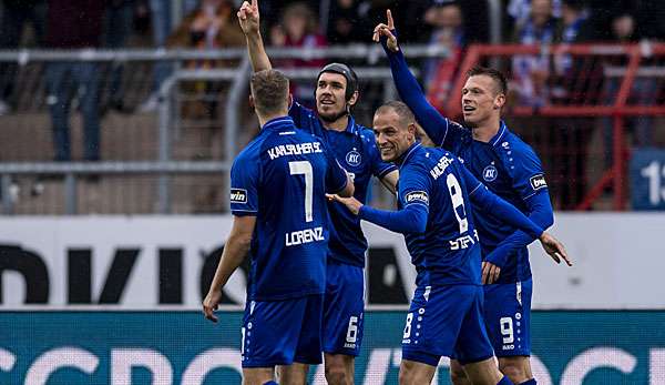 Jubel mit dem Mann des Tages: Marvin Pourie erzielte für den KSC gegen Großaspach zwei Treffer.