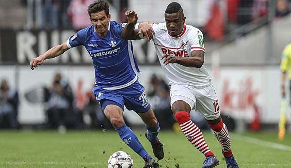 Darmstadt Christoph Moritz (li. im Bild) im Duell mit FC-Angreifer Jhon Cordoba (re. im Bild). Der SV Darmstadt mit Ex-Schalke-Profi Moritz setzte sich letztlich überraschen mit 2:1 in Köln durch.