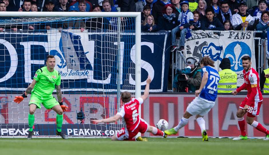 Yannick Stark erzielt das 1:0 für Damstadt.