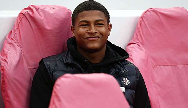 Rhian Brewster sitzt im Spiel gegen den FC Barcelona auf der Bank.