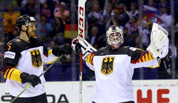 Goalie Mathias Niederberger (r.) bejubelt den Sieg des DEB-Teams.