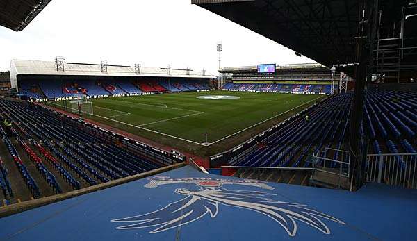 In der Premier League wurde der Mannschaftsarzt von Crystal Palace durch einen Dreijährigen rassistisch beleidigt.