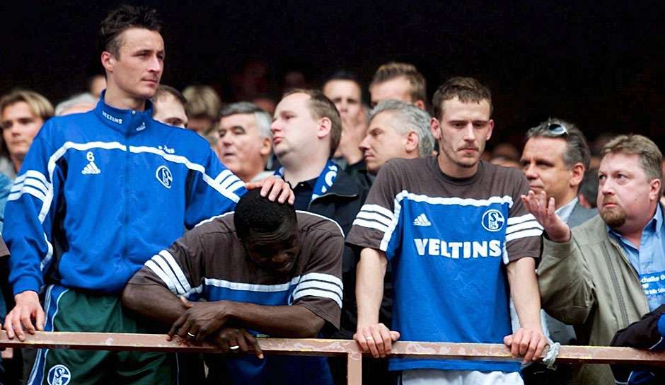 Die Bayern treffen in der 94. Minute durch Patrik Andersson per indirektem Freistoß, die Videowand im Parkstadion überträgt den Stich ins Schalker Herz live. Assauer ruft den weinenden Fans zu: "Ihr könnt stolz auf diese Mannschaft sein." 