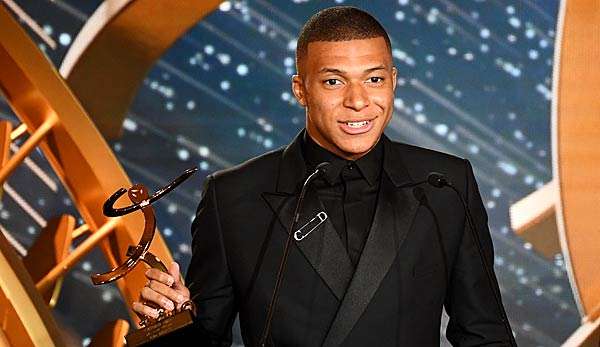 Kylian Mbappe heizt bei der Preisverleihung zum "Spieler des Jahres" selbst die Wechselgerüchte an.