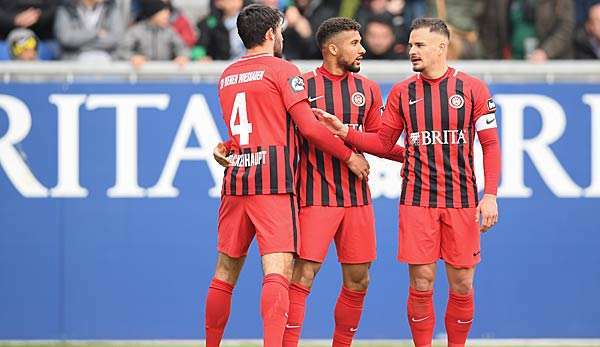 Hier erfahrt ihr, wer die Partie SV Wehen Wiesbaden gegen FC Ingolstadt live und in voller Länge überträgt.