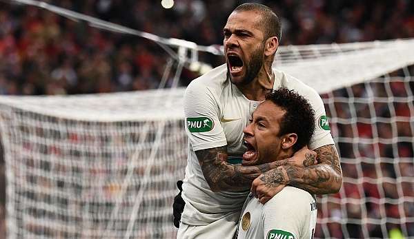 Dani Alves geht von einem Verbleib von Neymar bei PSG aus.