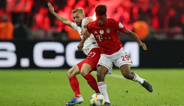 Bayerns Kingsley Coman im Zweikampf mit Konrad Laimer von RB Leipzig.