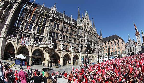 Am heutigen Sonntagnachmittag finden sich alle Fans des FC Bayern am Münchner Marienplatz ein, um das Double aus Meister- und Pokal-Titel mit ihrer Mannschaft zu feiern.