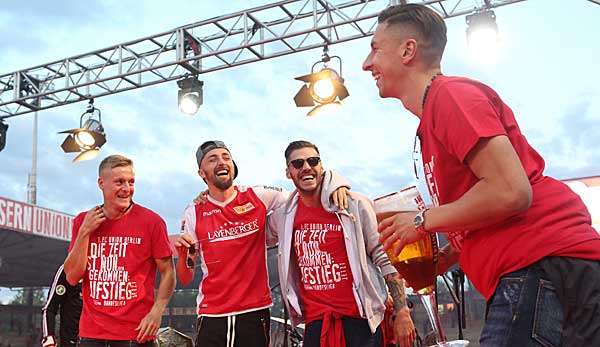 Partymarathon in Köpenick: Unions Aufstiegshelden feierten an der Alten Försterei bis tief in die Nacht.