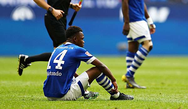 Offensivtalent Rabbi Matondo vom FC Schalke 04 hat auf einem Flug vom portugiesischen Faro nach Bristol für einen Eklat gesorgt.