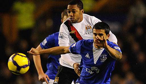 Verbissenes Duell: ManCitys Robinho (M.) gegen Tim Cahill vom FC Everton