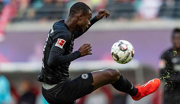 Eintracht Frankfurts Verteidiger Evan N'Dicka hat bekräftigt, dass er sich trotz der kolportierten Transferbemühungen seitens Paris Saint-Germain derzeit keine Gedanken über einen möglichen Wechsel im kommenden Sommer macht.