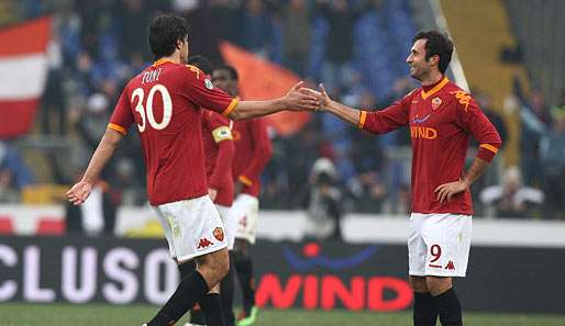 Luca Toni (l.) lässt sich zu seinem zweiten Tor beim 3:0 Sieg gegen Genua gratulieren