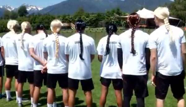 Perücken und Trikots: Die U21 wünschte den Frauen bei der WM alles Gute.