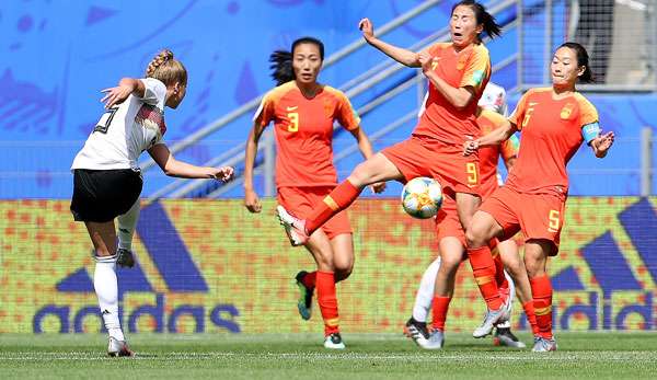 Die erst 19-jährige Freiburgerin Giulia Gwinn fasst sich ein Herz und trifft zum 1:0 gegen China.