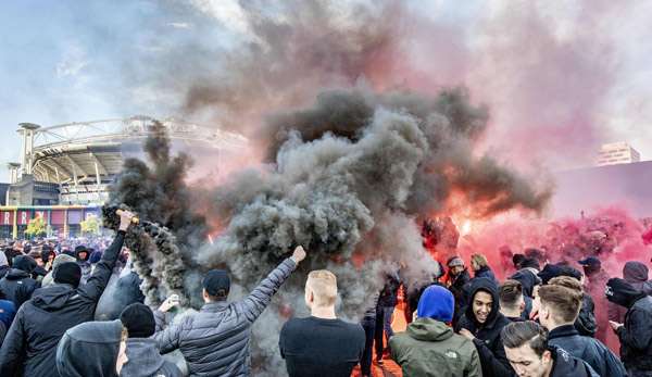 Vor dem Stadion wurde von den Fans Pyrotechnik angezündet.