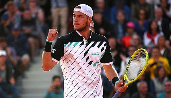 Jan-Lennard Struff schlägt Denis Shapovalov auch in der ersten Runde des ATP-Turniers in Stuttgart.