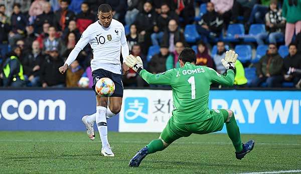 Schuss ins Glück: Kylian Mbappe überwindet Andorras Josep Gomes und erzielt seinen 100. Pflichtspieltreffer in seiner Karriere.