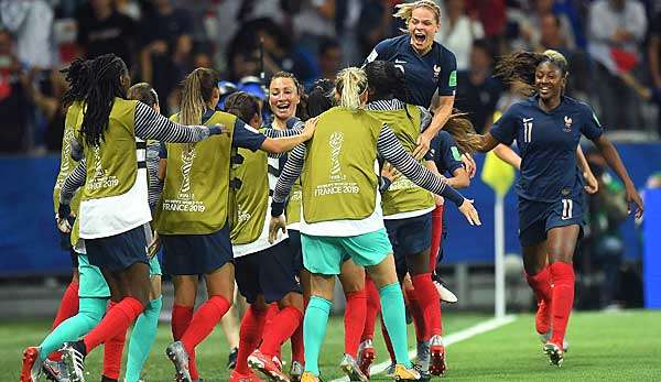 Freude pur: Die Equipe Tricolore bejubelt den Siegtreffer von Eugenie Le Sommer gegen Norwegen.