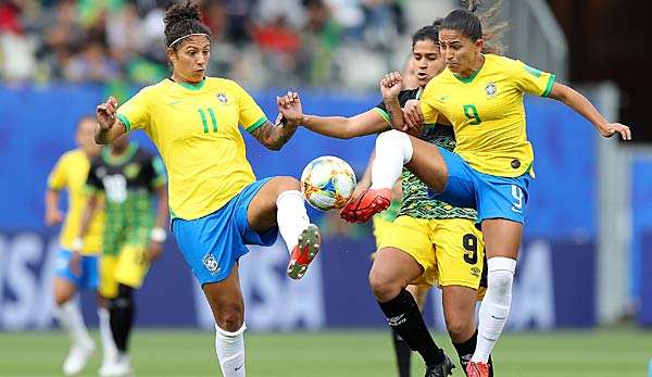 Die brasilianischen Frauen gewannen ihr erstes Gruppenspiel deutlich mit 3:0. Dreifach Torschützin für die brasilianische Nationalmannschaft war Christiane (15., 50., 64.).