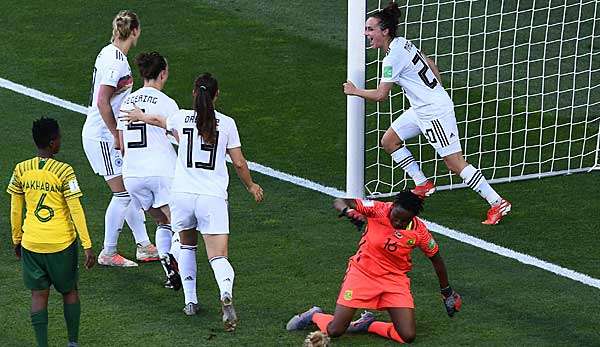 Der letzte Streich: Lina Magull feiert ihren Treffer zum 4:0-Endstand.