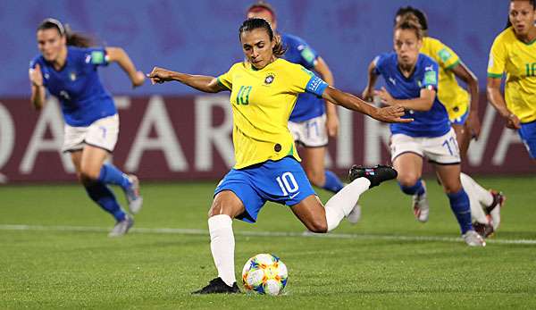 Brasilien gewann nach einem fragwürigem Elfmeter. Marta traf. 