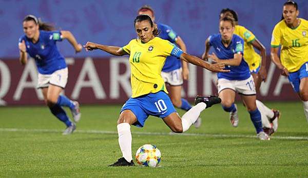 Im letzten Gruppenspiel gegen Italien, verwandelte die Kapitänin Marta den Elfmeter zum 1:0 und sorgte für WM-Sieg Nummer zwei aus Sicht von Brasilien. Heute Abend haben die Brasilianerinnen den Gastgeber vor der Brust.