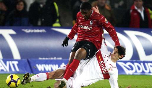 Das Spiel war geprägt von intensiven Zweikämpfen: Cisse (l.) gegen Niedermeier