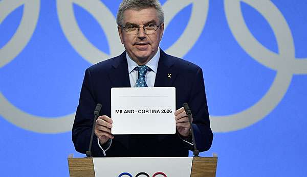 Thomas Bach verkündetet die Entscheidung für Mailand/Cortina d'Ampezzo.