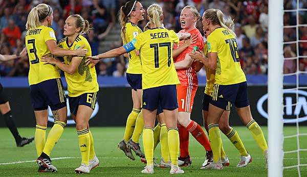 Umjubelte Heldin: Schwedens Torhüterin Hedvig Lindahl hielt beim Stand von 1:0 einen Elfmeter und somit das Viertelfinale fest.