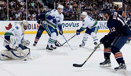 Canucks-Goalie Roberto Luongo hatte große Mühe, die Schüsse der Edmonton Oilers zu kontrollieren