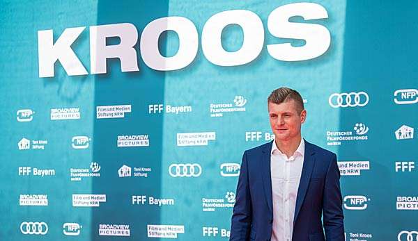 Der sonst so ruhige und zurückhaltende DFB-Kicker gewährt dem Doku-Filmer Oldenburg erste Einblicke in sein Privatleben. Am 4. Juli kommt der Film "Kroos" in die deutschen Kinos.