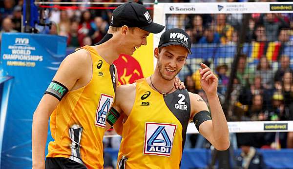 Julius Thole und Clemens Wickler haben bei der Beachvolleyball-WM in Hamburg das Generationen-Duell gegen die US-Amerikaner Philip Dalhausser/Nick Lucena gewonnen und sind ins Halbfinale eingezogen. 