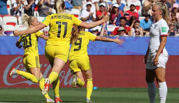 Die Schwedinnen feiern Asllanis Treffer zum 1:0 gegen England.