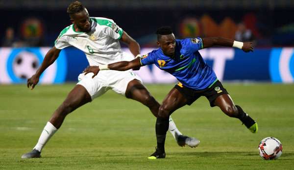 Salif Sane (l.) vom FC Schalke 04 spielt beim Afrika-Cup für Algerien.