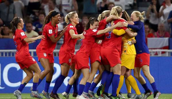 In einem packenden Halbfinale gewannen die USA gegen die "Lionesses" aus England.