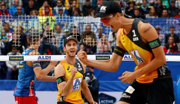 Julius Thole und Clemens Wickler stehen im Finale der Beachvolleyball-WM in Hamburg. 