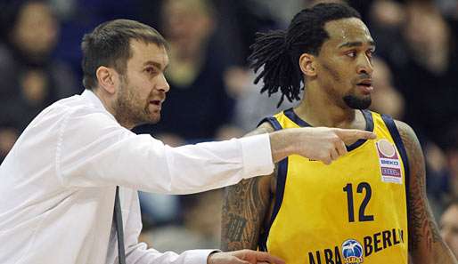 Albas Trainer Luka Pavicevic (l.) und sein Schützling Rashad Wright