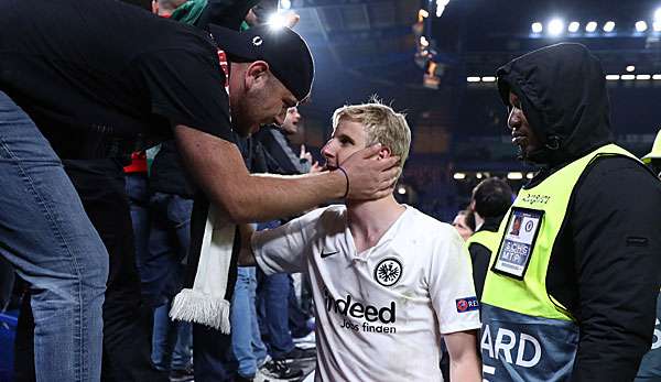 Nach seinem entscheidend verschossenen Versuch im Elfmeterschießen gegen den FC Chelsea, wurde Martin Hinteregger von Frankfurts Fans getröstet. Die Eintracht scheiterte im Europa-League-Halbfinale.