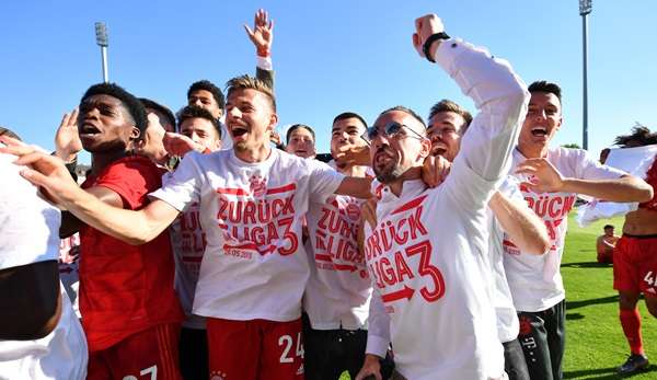 Die Amateure des FC Bayern sind in die dritte Liga aufgestiegen und treffen heute auf Würzburg. 