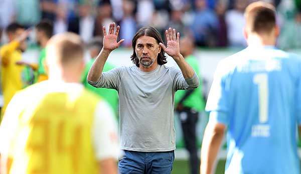 High-Five für den Umbruch: Augsburgs Trainer Martin Schmidt muss in der Saisonvorbereitung viele Neuzugänge in die Mannschaft integrieren.