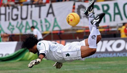 Rene Higuita ließ sich bei seinem Abschiedsspiel natürlich nicht lumpen...