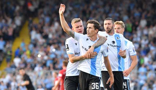 Torschütze Phillipp Steinhart und seine Teamkollegen bejubeln den 1:1-Ausgleich gegen Preußen Münster.