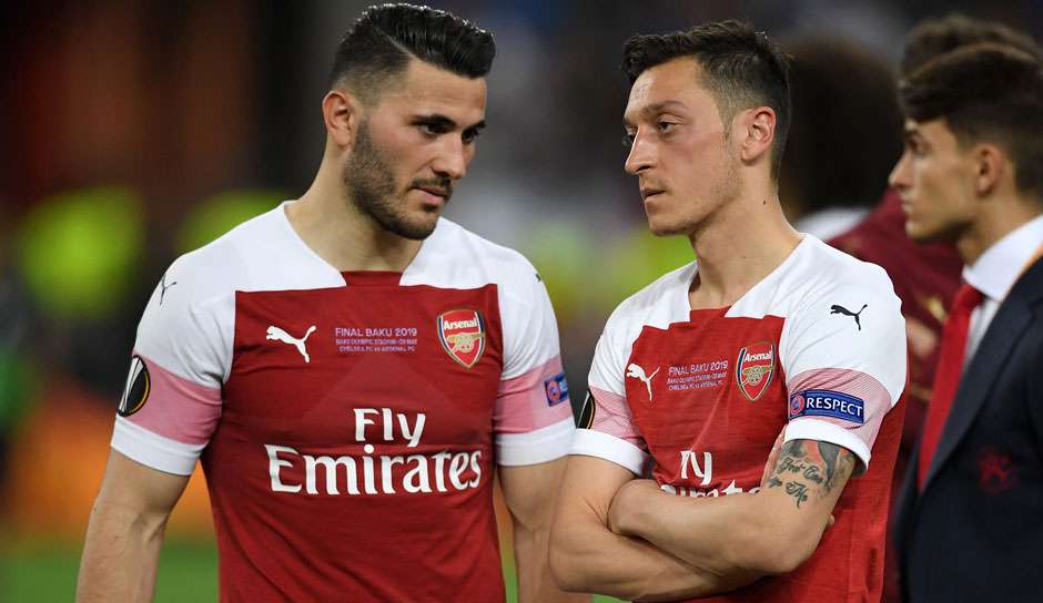 Mesut Özil (r.) und Sead Kolasinac haben einen Raubüberfall gut überstanden.