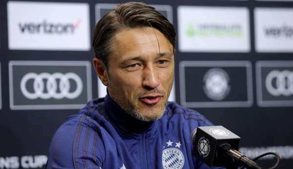 Niko Kovac stellt sich vor dem Supercup den Fragen der Journalisten. 