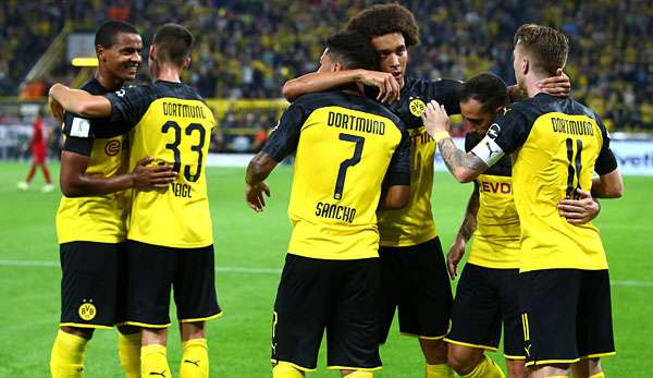 Axel Witsel bejubelt mit Jadon Sancho den Dortmunder Sieg. 